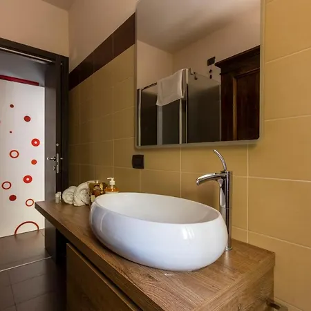 Appartamento 5 Min Dal Centro - Parco Dei Lagoni & Giardino Privato *
